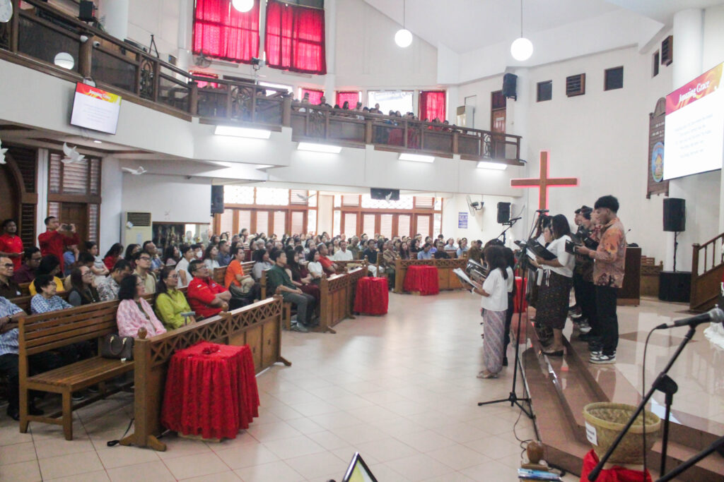 Suasana acara Pelayanan Pujian Pentakosta di Gereja Kristen Jawa Bekasi