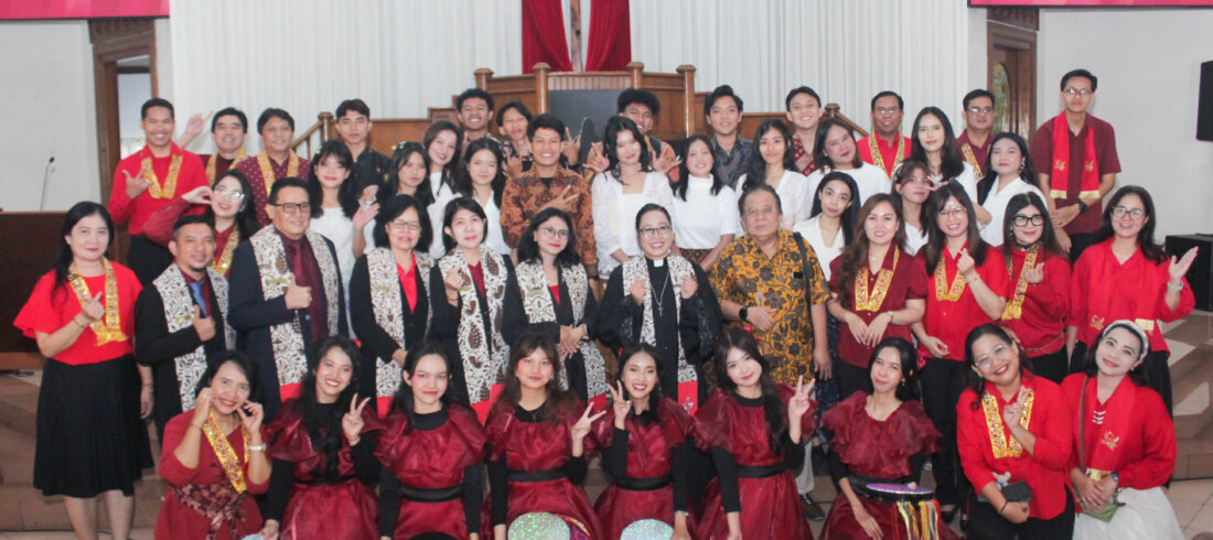 Unit Kegiatan Mahasiswa Paduan Suara berkolaborasi dengan Ikatan Mahasiswa Kristen Tri Bhakti Business School telah melaksanakan kegiatan Pelayanan Pujian Pentakosta di Gereja Kristen Jawa Bekasi