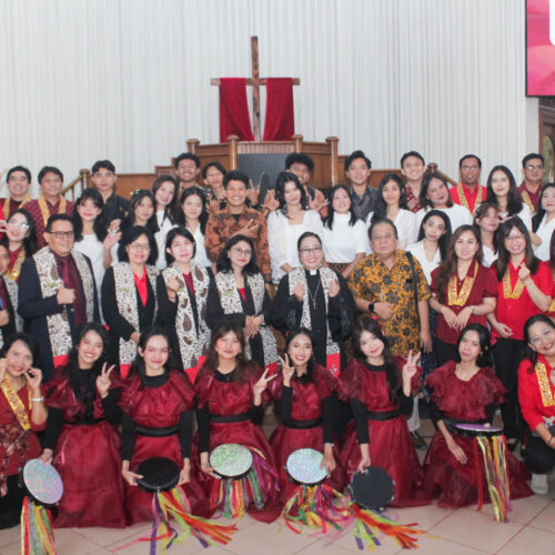 Unit Kegiatan Mahasiswa Paduan Suara berkolaborasi dengan Ikatan Mahasiswa Kristen Tri Bhakti Business School telah melaksanakan kegiatan Pelayanan Pujian Pentakosta di Gereja Kristen Jawa Bekasi