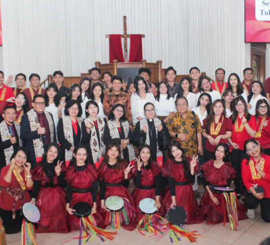 Unit Kegiatan Mahasiswa Paduan Suara berkolaborasi dengan Ikatan Mahasiswa Kristen Tri Bhakti Business School telah melaksanakan kegiatan Pelayanan Pujian Pentakosta di Gereja Kristen Jawa Bekasi