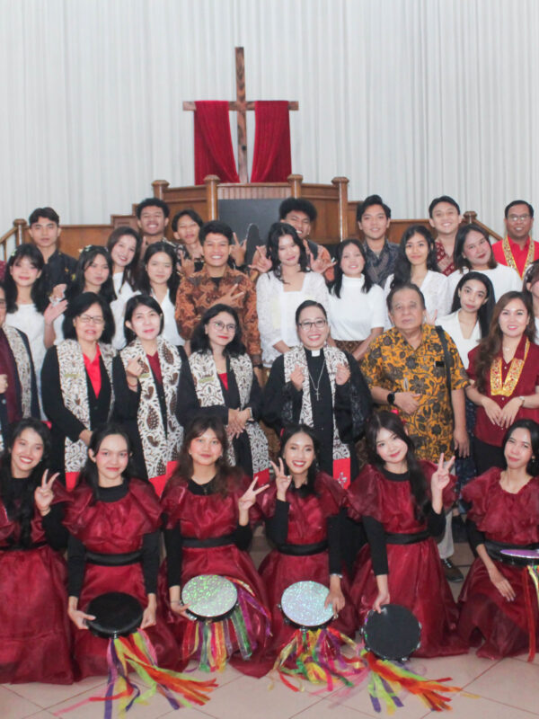 Unit Kegiatan Mahasiswa Paduan Suara berkolaborasi dengan Ikatan Mahasiswa Kristen Tri Bhakti Business School telah melaksanakan kegiatan Pelayanan Pujian Pentakosta di Gereja Kristen Jawa Bekasi