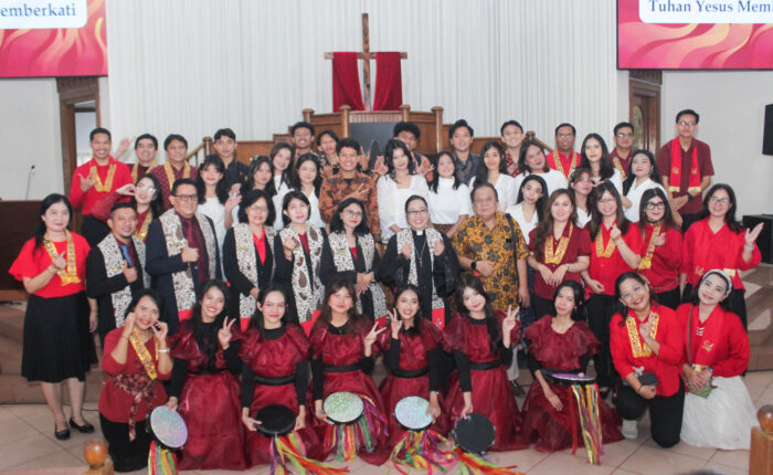 Unit Kegiatan Mahasiswa Paduan Suara berkolaborasi dengan Ikatan Mahasiswa Kristen Tri Bhakti Business School telah melaksanakan kegiatan Pelayanan Pujian Pentakosta di Gereja Kristen Jawa Bekasi