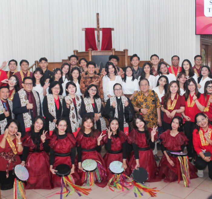 Unit Kegiatan Mahasiswa Paduan Suara berkolaborasi dengan Ikatan Mahasiswa Kristen Tri Bhakti Business School telah melaksanakan kegiatan Pelayanan Pujian Pentakosta di Gereja Kristen Jawa Bekasi