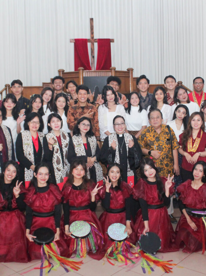 Unit Kegiatan Mahasiswa Paduan Suara berkolaborasi dengan Ikatan Mahasiswa Kristen Tri Bhakti Business School telah melaksanakan kegiatan Pelayanan Pujian Pentakosta di Gereja Kristen Jawa Bekasi