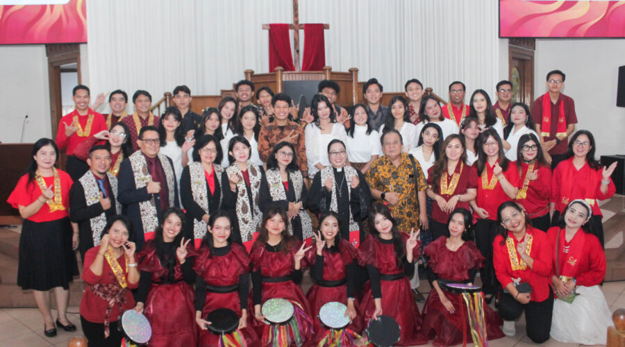 Unit Kegiatan Mahasiswa Paduan Suara berkolaborasi dengan Ikatan Mahasiswa Kristen Tri Bhakti Business School telah melaksanakan kegiatan Pelayanan Pujian Pentakosta di Gereja Kristen Jawa Bekasi