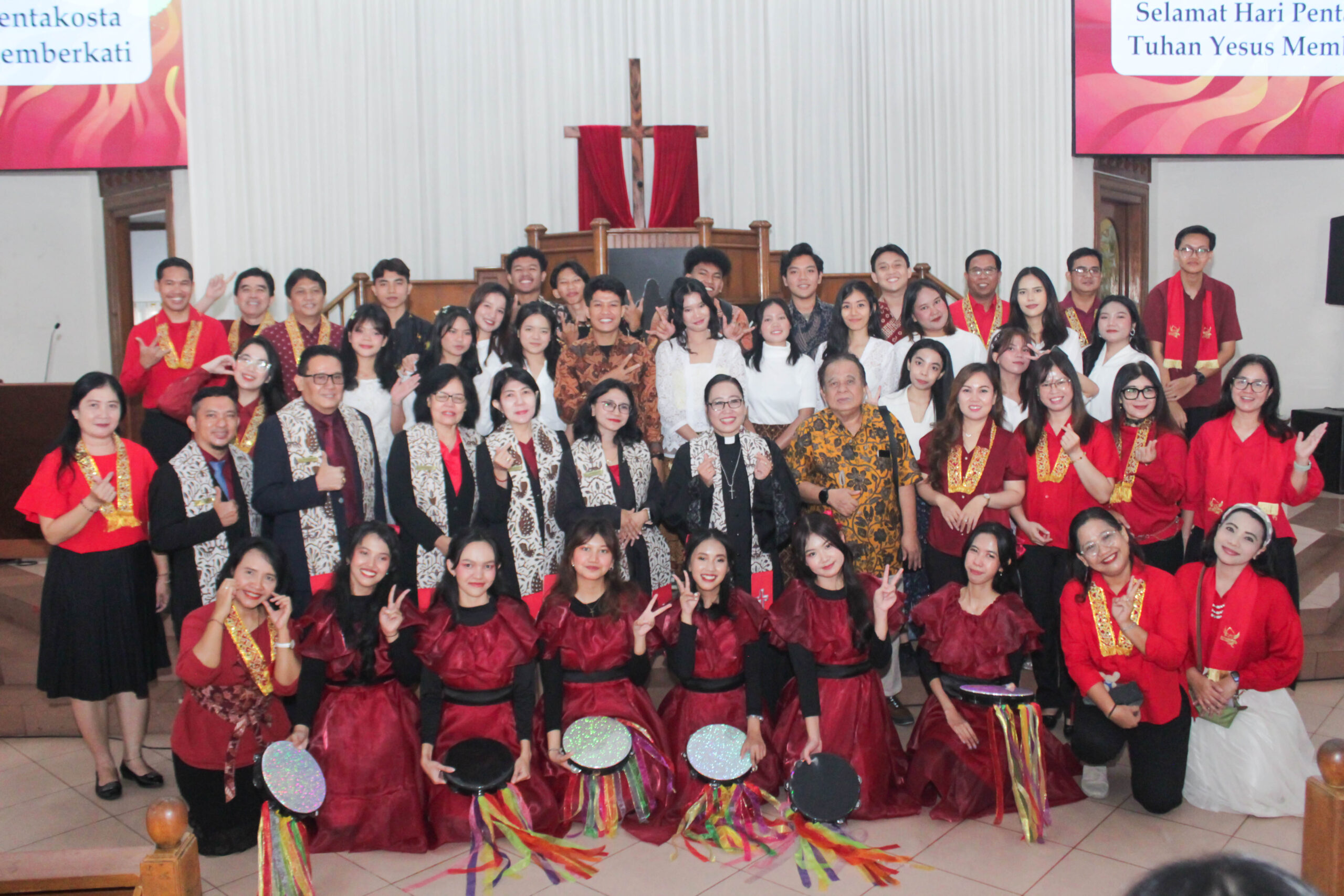 Unit Kegiatan Mahasiswa Paduan Suara berkolaborasi dengan Ikatan Mahasiswa Kristen Tri Bhakti Business School telah melaksanakan kegiatan Pelayanan Pujian Pentakosta di Gereja Kristen Jawa Bekasi