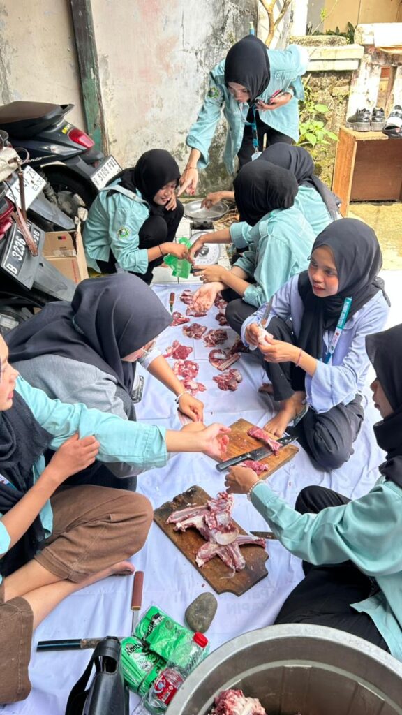 Proses pemotongan daging qurban oleh mahasiswa IMMTI Tri Bhakti