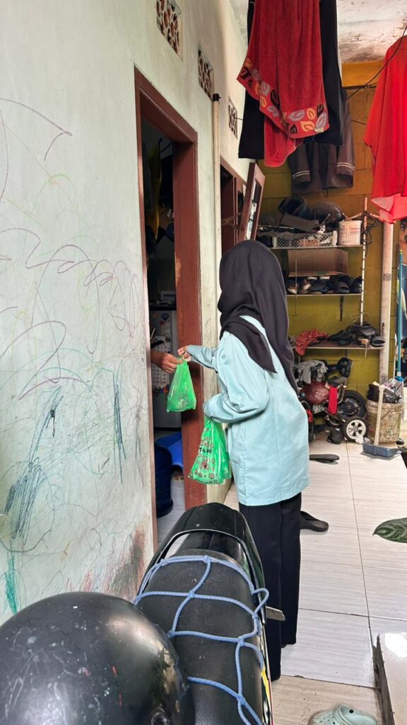 Proses pembagian daging qurban oleh mahasiswa IMMTI Tri Bhakti kepada masyarakat