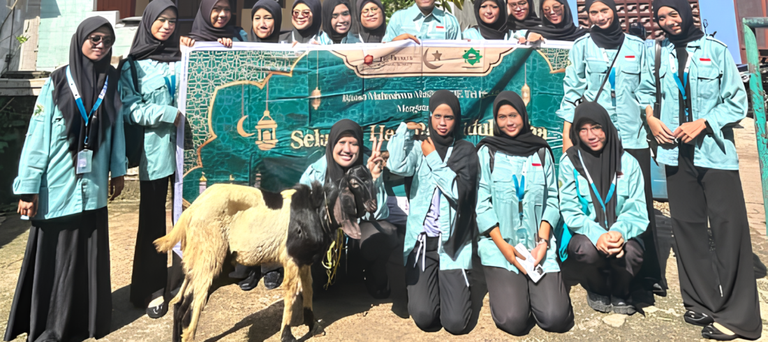 UKM Mahasiswa Muslim Tri Bhakti (IMMTI) kembali melaksanakan kegiatan qurban dengan mengusung tema “Satu Qurban, Sejuta Kebahagiaan: Mari Tebarkan Cinta dan Kepedulian.”