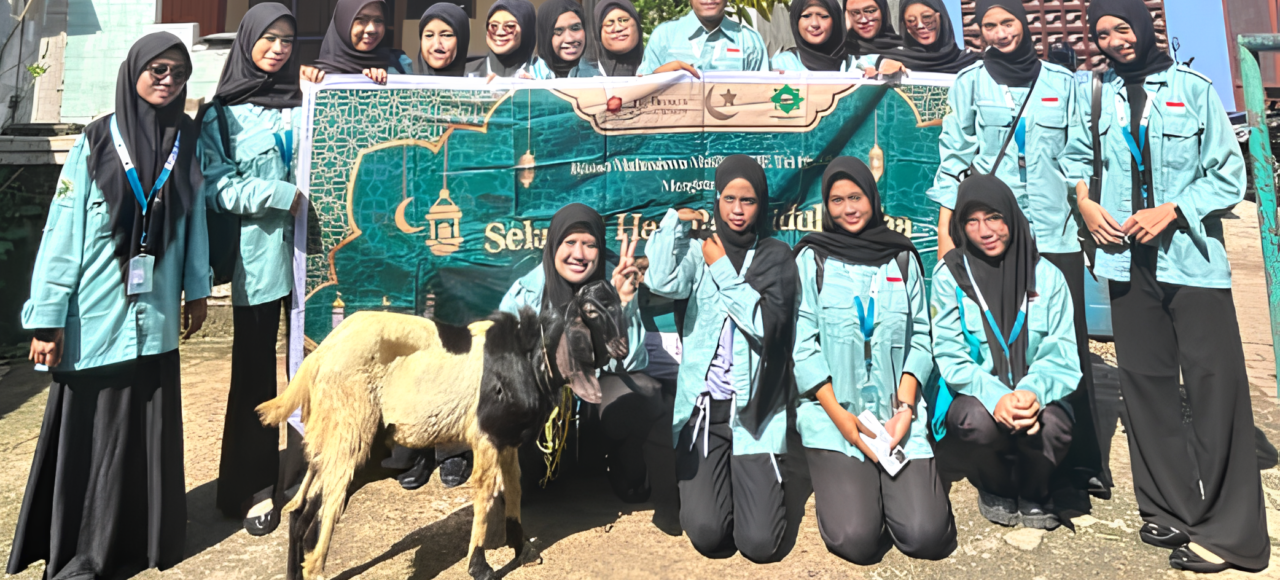 UKM Mahasiswa Muslim Tri Bhakti (IMMTI) kembali melaksanakan kegiatan qurban dengan mengusung tema “Satu Qurban, Sejuta Kebahagiaan: Mari Tebarkan Cinta dan Kepedulian.”