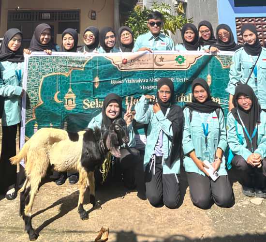UKM Mahasiswa Muslim Tri Bhakti (IMMTI) kembali melaksanakan kegiatan qurban dengan mengusung tema “Satu Qurban, Sejuta Kebahagiaan: Mari Tebarkan Cinta dan Kepedulian.”