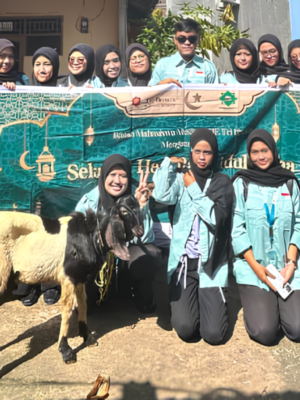 UKM Mahasiswa Muslim Tri Bhakti (IMMTI) kembali melaksanakan kegiatan qurban dengan mengusung tema “Satu Qurban, Sejuta Kebahagiaan: Mari Tebarkan Cinta dan Kepedulian.”