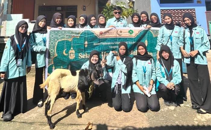 UKM Mahasiswa Muslim Tri Bhakti (IMMTI) kembali melaksanakan kegiatan qurban dengan mengusung tema “Satu Qurban, Sejuta Kebahagiaan: Mari Tebarkan Cinta dan Kepedulian.”