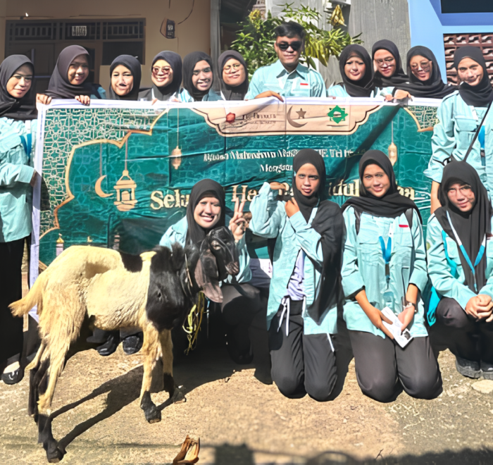 UKM Mahasiswa Muslim Tri Bhakti (IMMTI) kembali melaksanakan kegiatan qurban dengan mengusung tema “Satu Qurban, Sejuta Kebahagiaan: Mari Tebarkan Cinta dan Kepedulian.”