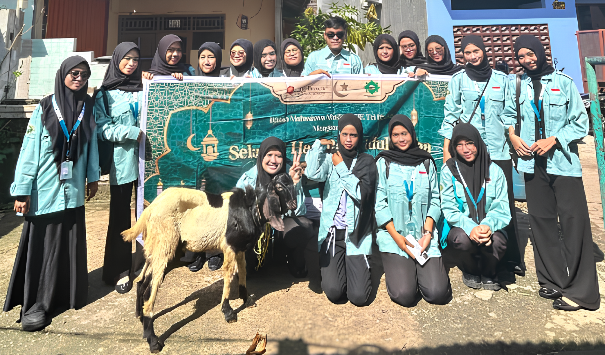 UKM Mahasiswa Muslim Tri Bhakti (IMMTI) kembali melaksanakan kegiatan qurban dengan mengusung tema “Satu Qurban, Sejuta Kebahagiaan: Mari Tebarkan Cinta dan Kepedulian.”
